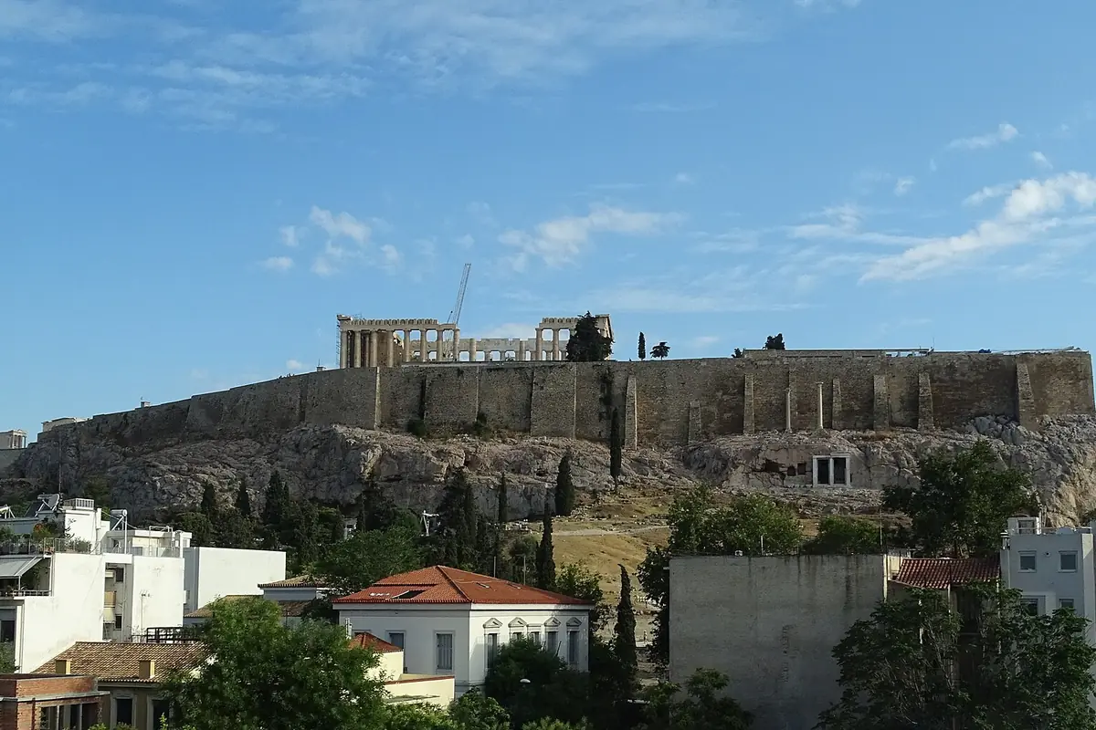 Akropolis-klippan med Parthenon på toppen, sedd över taken från Akropolismuseet